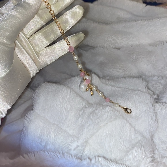 Chanel White Pearl Heart Bracelet 21B pre-owned - Picture 7 of 9